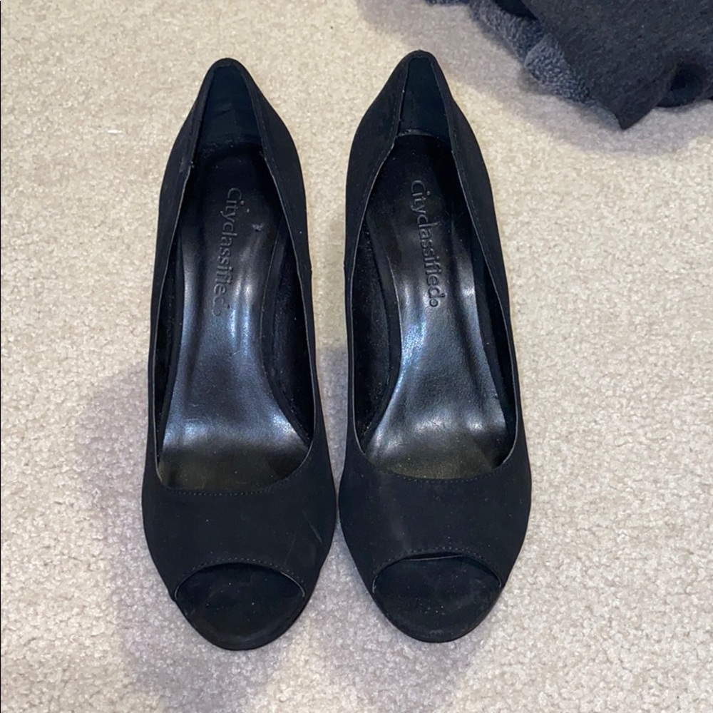 Suede Black Pumps